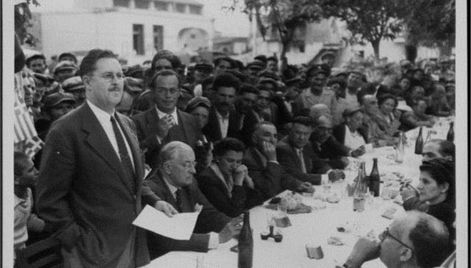 Ο Πολ Πότερ όρθιος απευθύνει χαιρετισμό σε εκδήλωση για την πρώτη ριζοκαλλιέργεια κατά τα αμερικανικά πρότυπα...