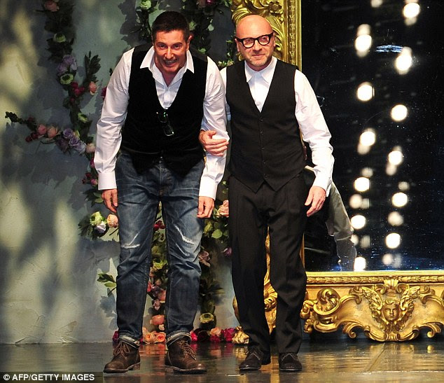 Celebração: Designers Stefano Gabbana (à esquerda) e Domenico Dolce andar na passarela no final do show