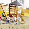 Criancas brincam no playground do CEU Jaçanã ao lado de córrego com mau cheiro