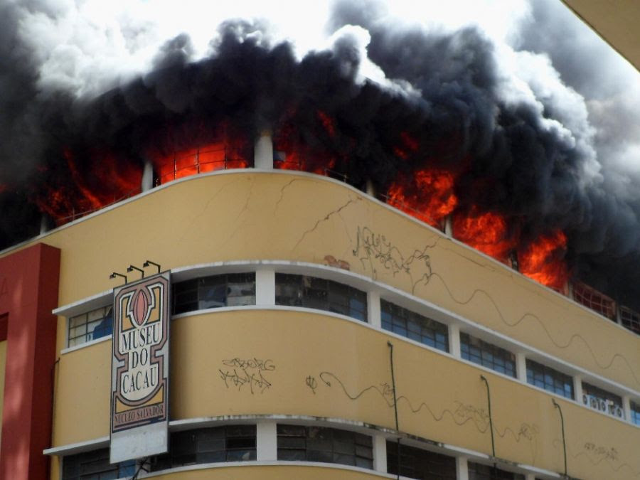 O incêndio atingiu o terceiro andar do prédio histórico / Ag. A Tarde/Folhapress