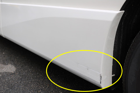 新車のお車に傷 塗装はがれ 綺麗に直す修理技術をご用意しております デントリペア ウインドリペア専門店 大阪 交野市のデントスマイル 京都 奈良 滋賀 兵庫からでも日帰り修理可能