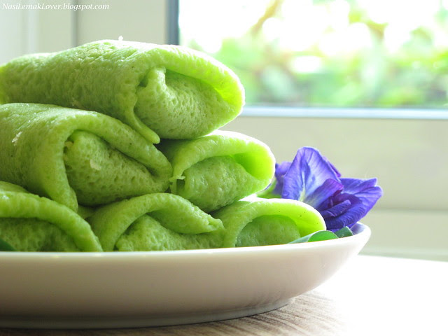 Kuih Ketayap (Crepe with sweet coconut filling)