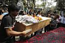 Amigos, intelectuales, escritores, estudiantes y ciudadanos dieron hoy el último adiós y rindieron tributo al bloguero estadounidense-bangladesí Avijit Roy, conocido por sus escritos laicos y contrarios al fundamentalismo religioso, que fue asesinado esta semana en Dacca. EFE