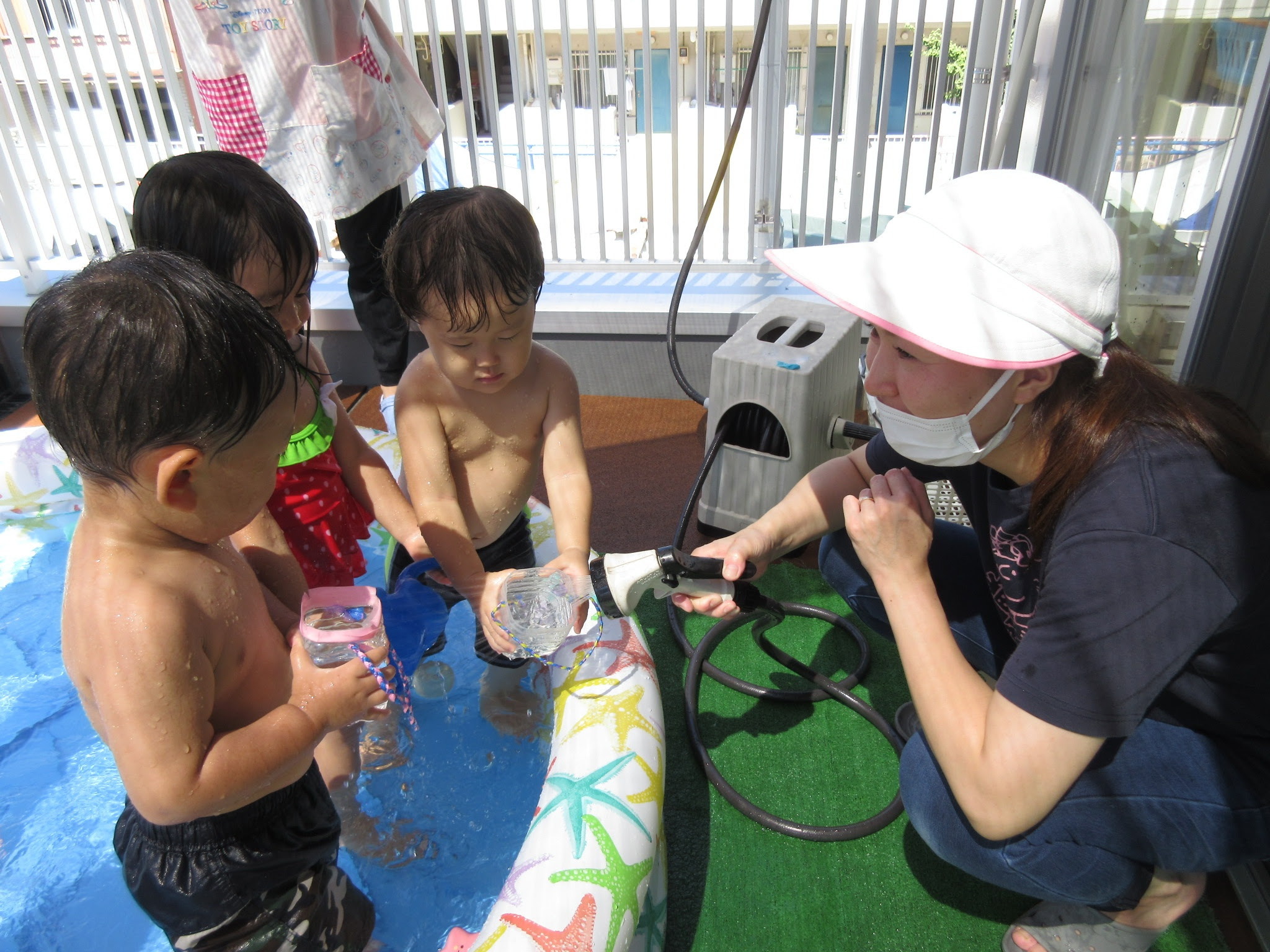 乳児部 プール遊び楽しんでいるよ さくらい日記 高知の認定こども園 桜井幼稚園 学校法人やまもも学園
