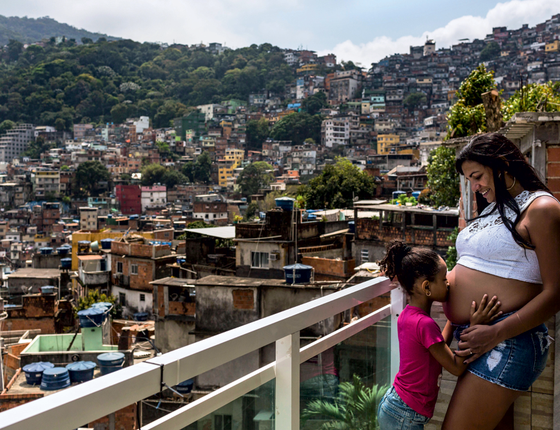 Tatiane e a filha na sacada de casa (Foto:  Ana Carolina Fernandes/ÉPOCA)