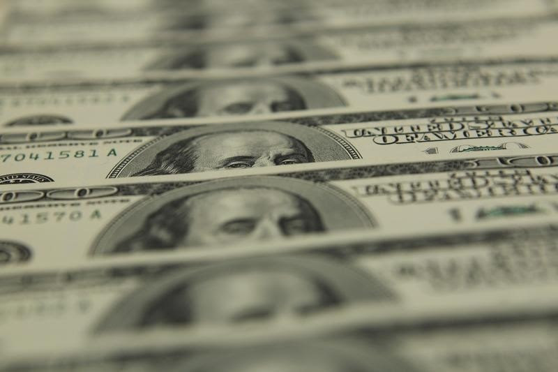 © Reuters. Dollar moves lower as U.S. political woes persist