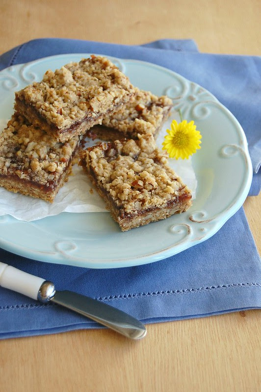 Raspberry jam and pecan bars / Barrinhas de pecã e geleia de framboesa