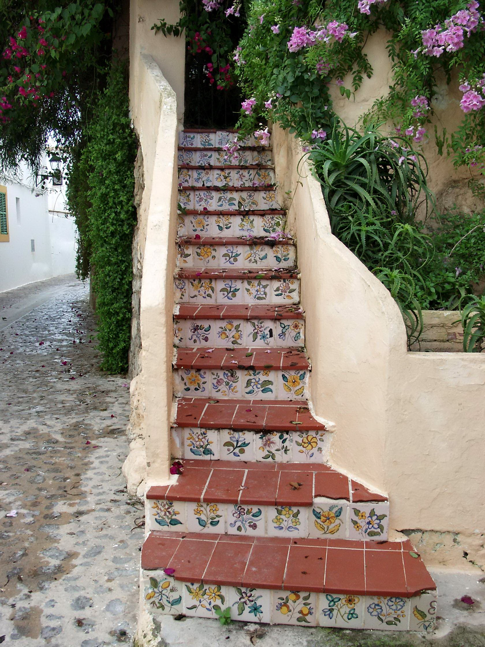 http://upload.wikimedia.org/wikipedia/commons/a/a1/Staircase_in_Eivissa.JPG
