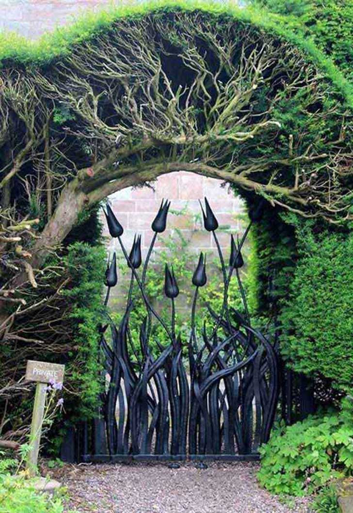 22-Insanely-Charming-Garden-Gate-DIY-Projects-Protecting-Greenery-in-Style-usefuldiyprojects.com-outdoor-space-decor-4