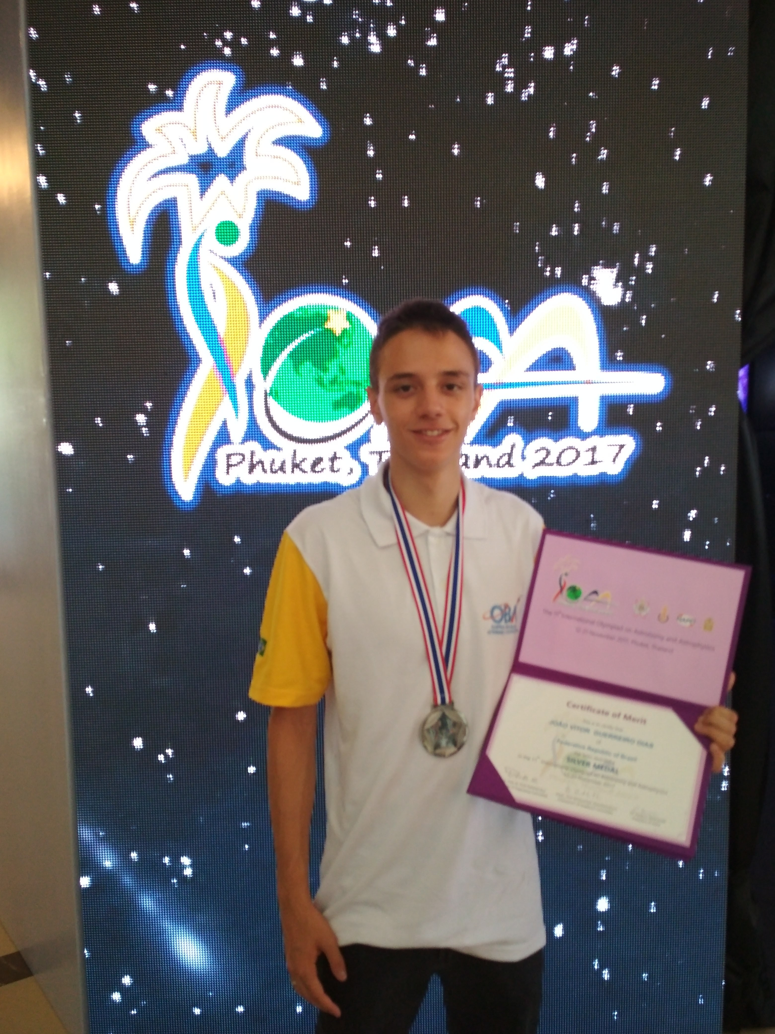 João Vitor Guerreiro Dias exibe a medalha de prata obtida na competição (Foto: Arquivo pessoal)