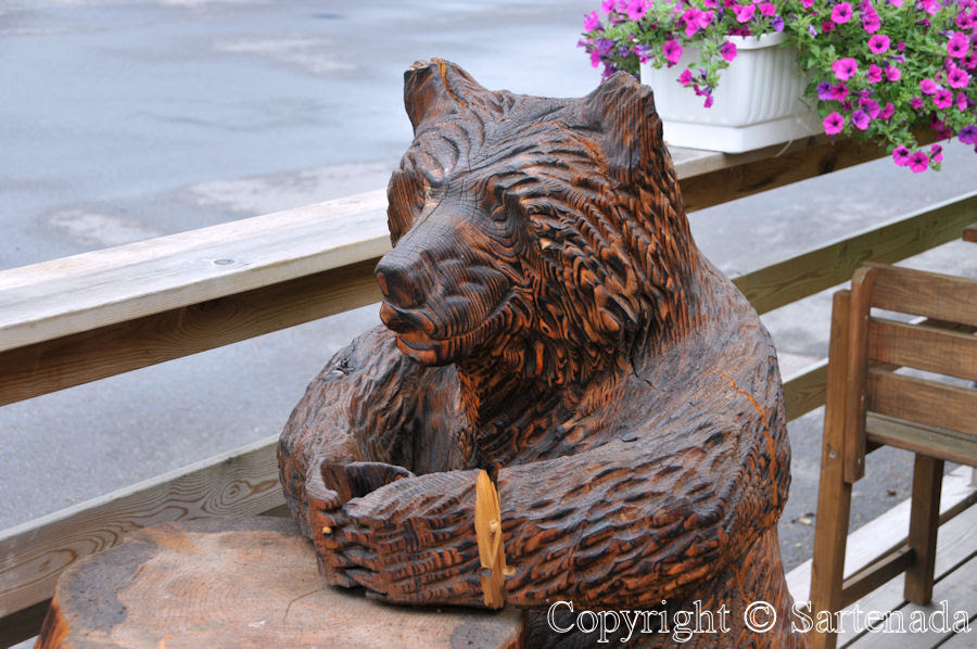 Carved wooden bears in Finland / Osos tallados en madera en Finlandia / Ours en bois taillés en Finlande