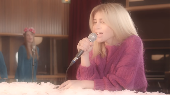 Clip Refaire Danser Les Fleurs Julie Zenatti Remonte Le Temps Avec Une Ballade Pop