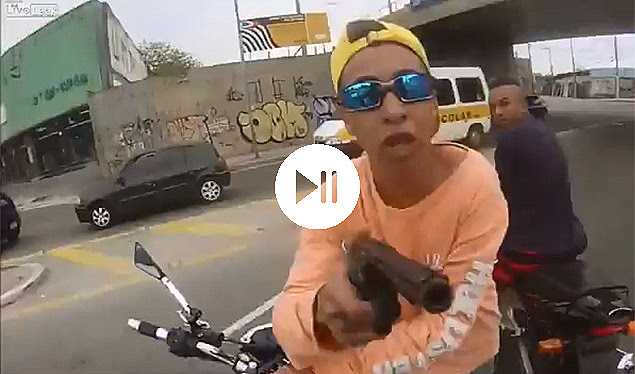 Assaltante aponta arma para vítima que teria sua moto roubada; policial que voltava do trabalho impediu o crime na zona leste de SP 