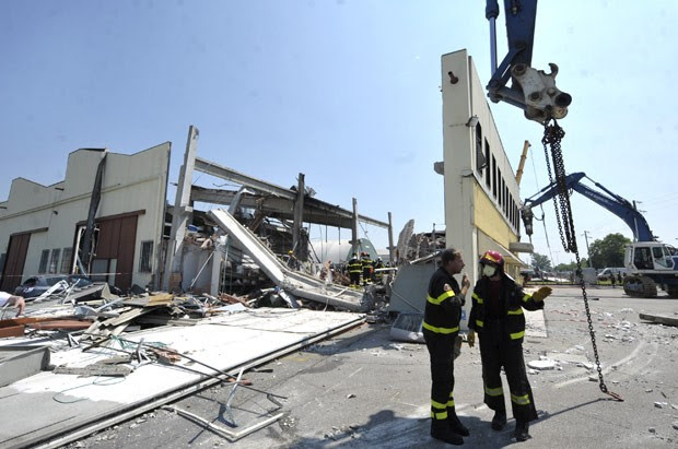 Bombeiros buscam entre escombros de fábrica que ruiu após o terremoro desta terça-feira (29) na cidade italiana de Mirandola (Foto: AP)