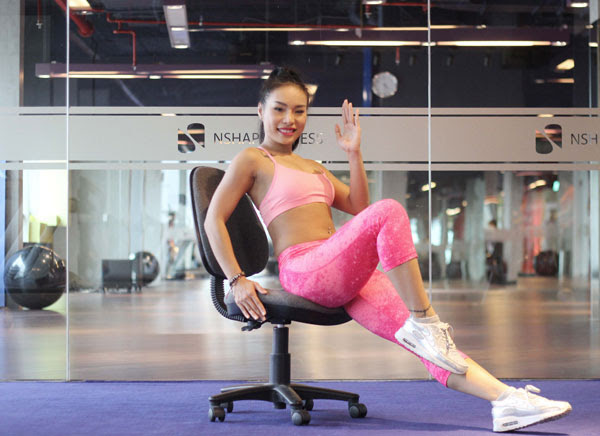. Đổi chân liên tục để tạo chuyển động chạy. Lặp lại động tác 30 lần.