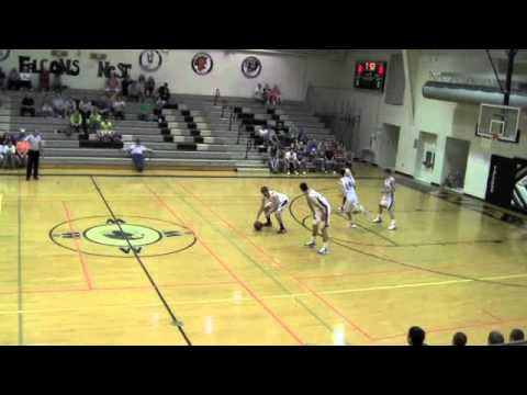 video que muestra a unos jugadores de baloncesto engañando al rival para meter canasta