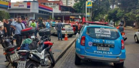 Vítima foi atingida por tiros dentro do veículo / Foto: Júnior Bezerra/Cortesia