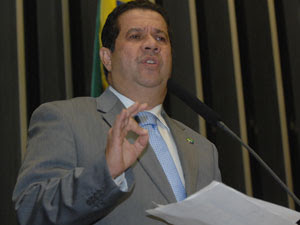 O ministro do Trabalho e Emprego, Carlos Lupi, em sessão 
solene do Dia do Trabalho nesta terça-feira (4)