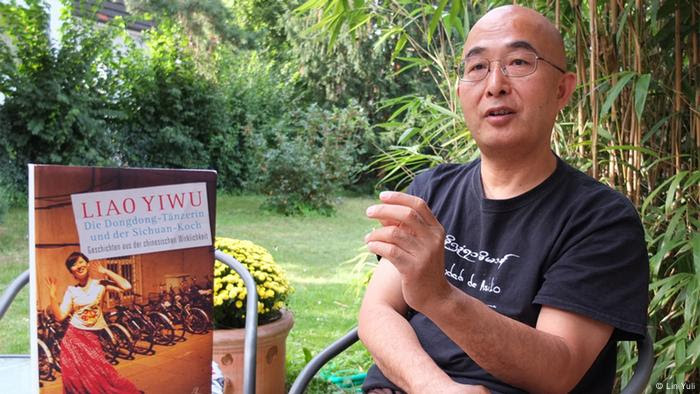 Titelbild : ©Lin Yuli （Datum: 23.08.2013）  Schlagworte: Liao Yiwu、China  Inhalt: Der chinesische Autor Liao Yiwu und sein neues Buch Die Dongdong-Tänzerin und der Sichuan-Koch  