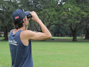 Biólogo Rodrigo Gessulli usa binóculo para observar aves (Foto: Paulo Toledo Piza/G1)