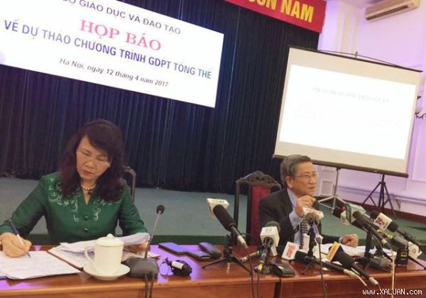 Thứ trưởng Bộ GD& ĐT Nguyễn Thị Nghĩa và GS.TS Nguyễn Minh Thuyết tại buổi họp báo công bố dự thảo chương trình giáo dục phổ thông tổng thể.