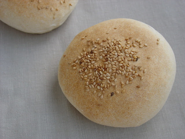 Panecillos de pan blanco con poolish de yogur