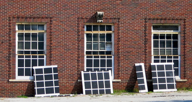 IMG_4309-2013-08-29-Crum-and-Forster-demolition-south-facade-fake-windows-volute-bracket