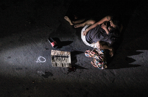 Duterte tags viral photo of wife cradling dead husband as “melodramatic”