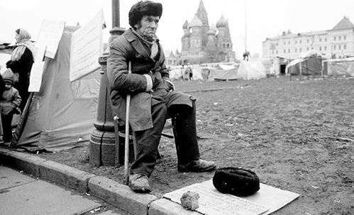 С марта 1992 г. близ Кремля ежедневно собирались ограбленные государством люди, и власть их не разгоняла - ждала, когда созреет революционная ситуация