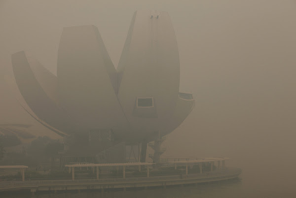 Haze In S Pore Worsens Index Hits 400 Borneo Post Online