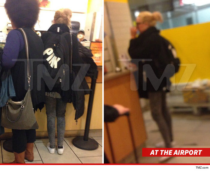 1010_amanda_bynes_airport_tmz_wm_SWIPE