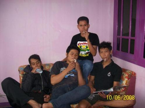 1_563812415l sedang santai dirumah bu erni....Eko,wendy,qyu,asep