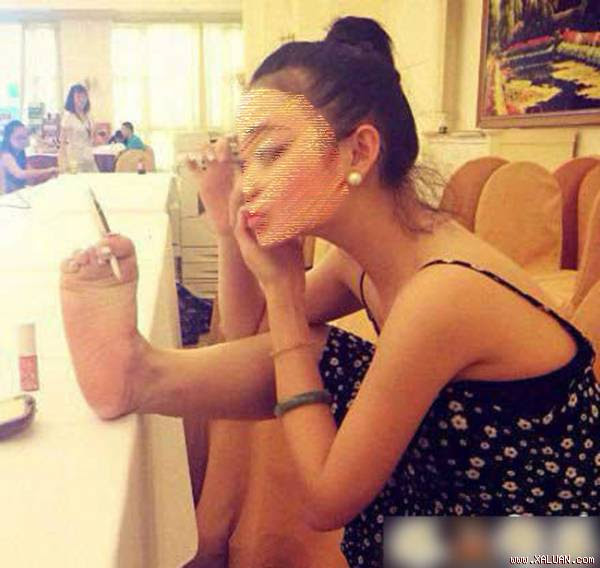 Không có ai giúp thì mình phải “tự lực“ chứ sao.