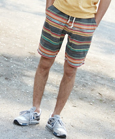 ボーダーショートパンツで爽やかに夏の着こなし メンズおすすめショートパンツ