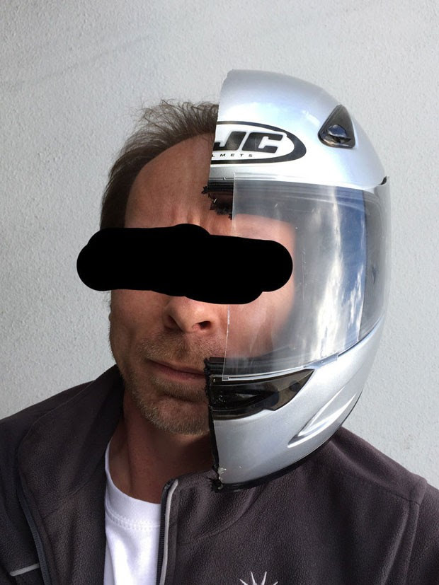 Homem posa com metade de capacete oferecida em leilão na internet (Foto: Reprodução/Ebay.de)