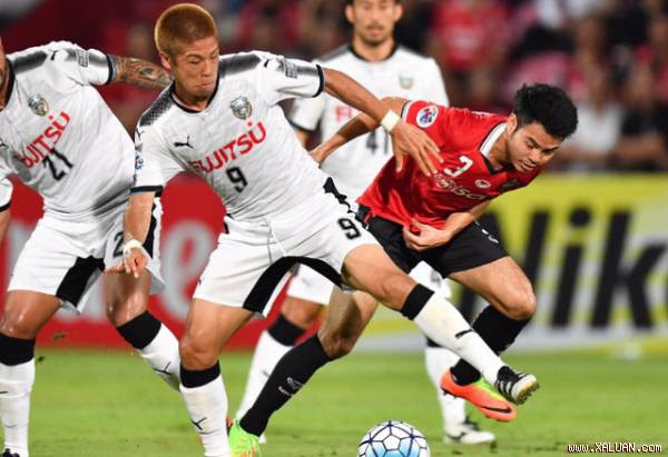 Muangthong United (áo đỏ) thua đau Kawasaki Frontale (Nhật)