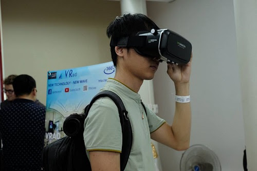 Bạn trẻ trực tiếp trải nghiệm công nghệ mới. Ảnh: Innovatube.