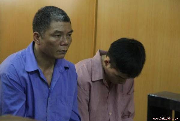 Bị cáo Lượng (áo xanh) cùng con trai lãnh án