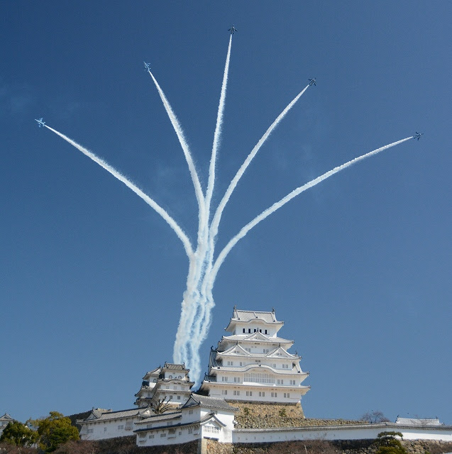 姫路城にブルーインパルスがやってきた マイルで素敵な旅しよう Tokoの夢物語