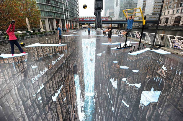 Obra de 1.120 metros quadrados foi pintada distrito financeiro de Canary Wharf. (Foto: Paul Hackett/Reuters)