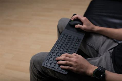 Just pop your phone on it to start charging. Razer Turret: A Lap Keyboard/Mouse Combo You Can Use On