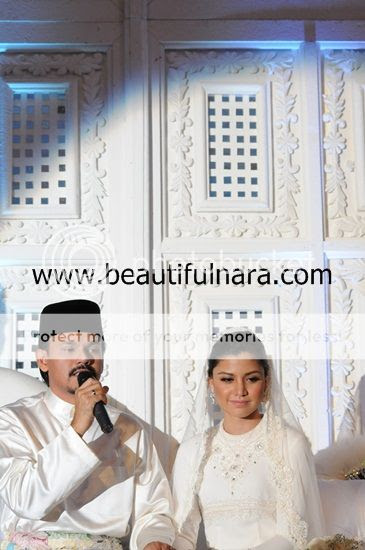 gambar pernikahan lisa surihani dan yusry