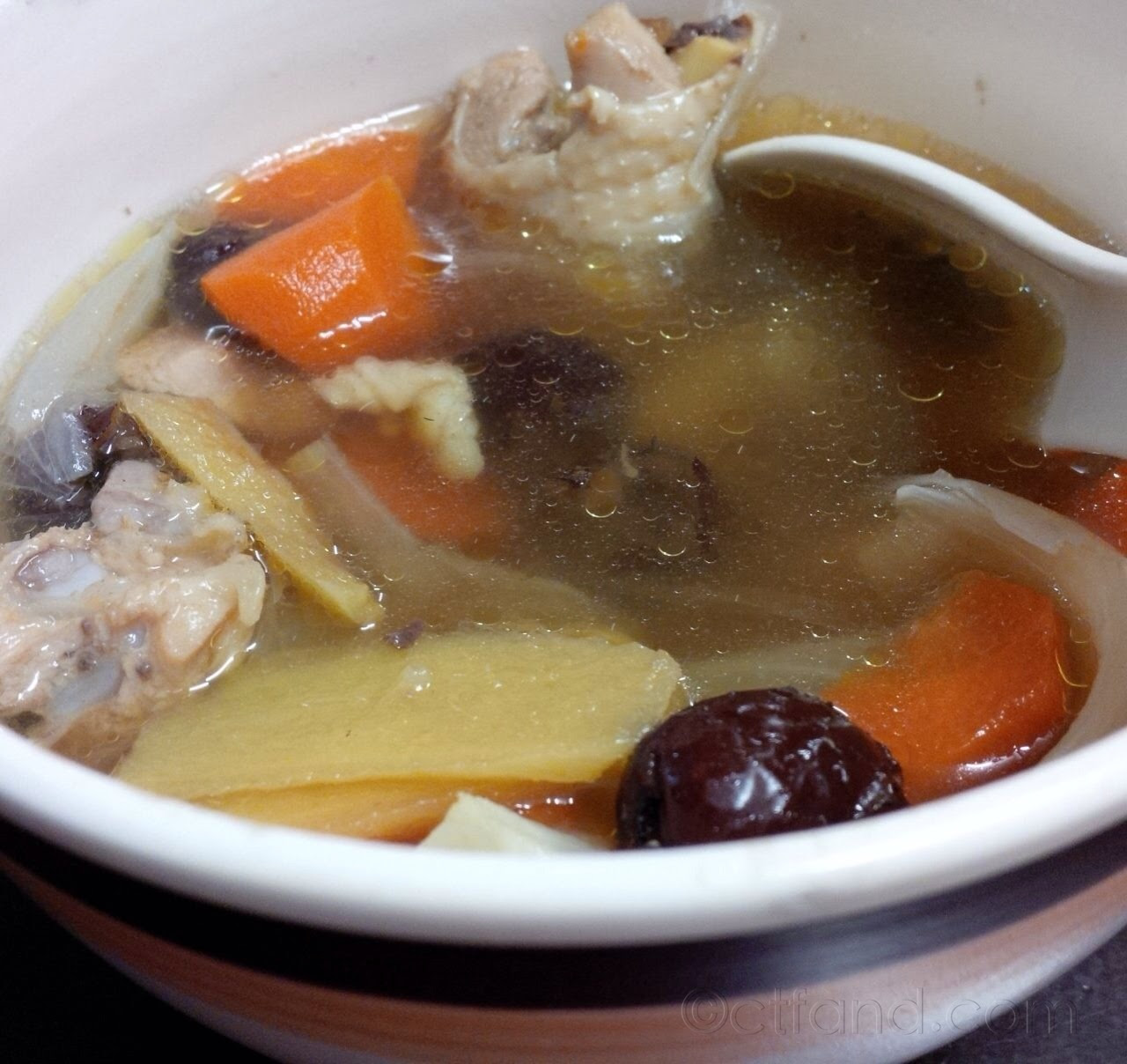 Resepi Mudah: Sup Ayam Dengan Kurma Merah  ctfand.com