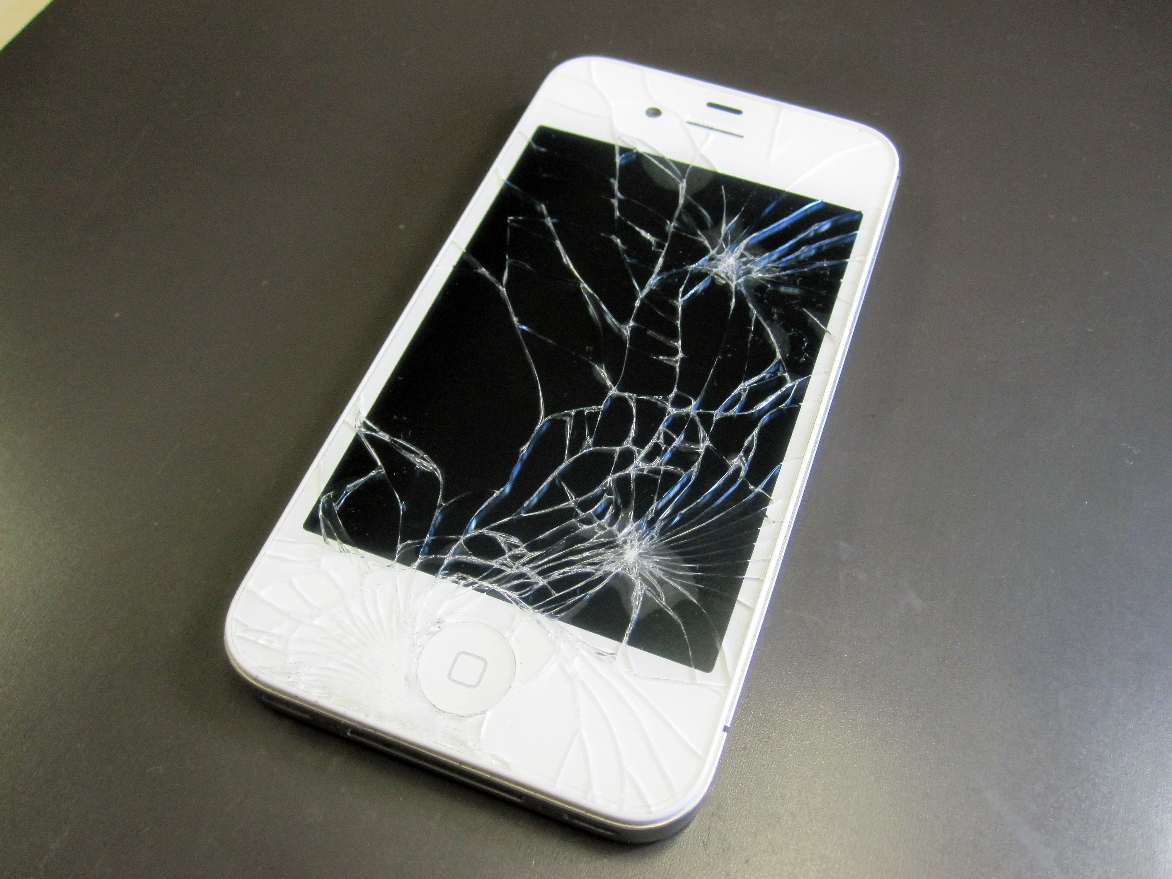 割れているiphoneは要注意 Iphone修理なら 全国109店舗の安心 激安 即日のクイックへ