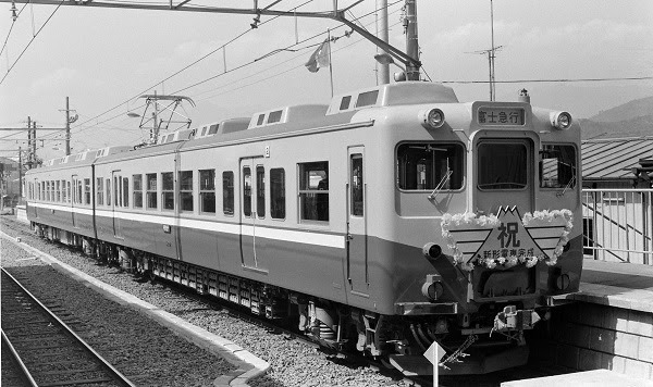 ひっそりとお別れ 富士急5000形 モハメイドペーパーの 何が出てくるか