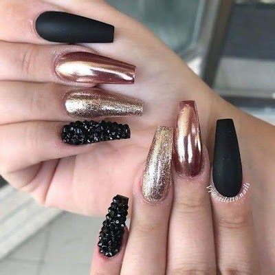 Uñas Acrilicas Negras Mate Con Dorado