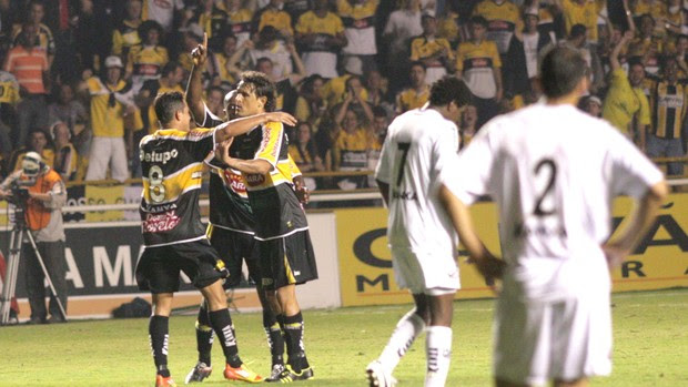 Kleber comemora gol do Criciuma contra o Bragantino (Foto: Fernando Ribeiro / Futura Press)
