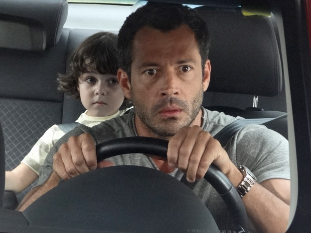 Quinzé leva um susto ao ver a loira misteriosa com Ferdinand (Foto: Fina Estampa/TV Globo)