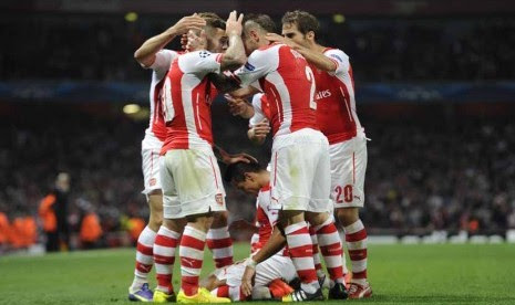 Striker Arsenal, Alexis Sanchez (tengah), melakukan selebrasi usai menjebol gawang Besiktas di leg kedua babak playoff Liga Champions di Stadion Emirates, London, Rabu (27/8). 