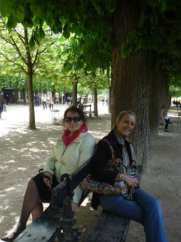 rachel et Anne sur un banc.jpg